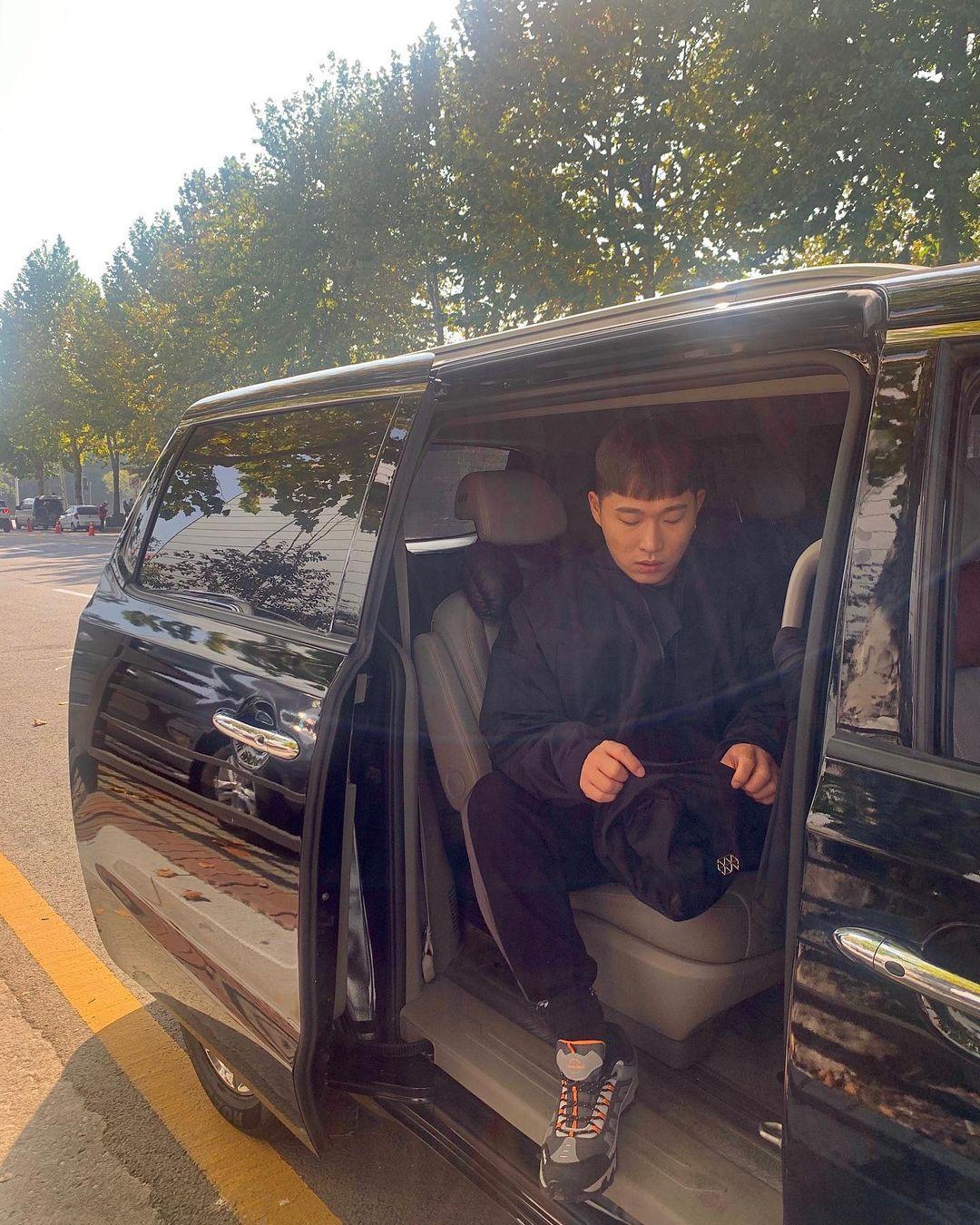 rapper Swing ngồi trên xe nổi tiếng