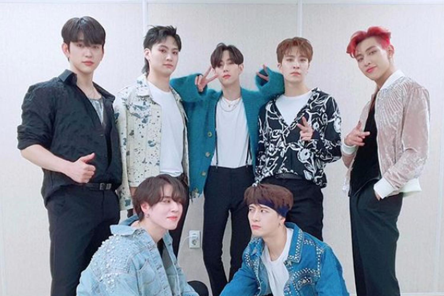 สมาชิกวง GOT7 โพสต์ท่าถ่ายภาพบนฉากหลังสีอ่อน ทุกคนใส่เสื้อผ้าแฟชั่นที่ดูสบายๆ