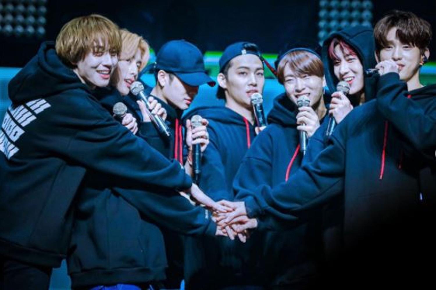 สมาชิกวง GOT7 รวมกันในช่วงระหว่างการแสดง บันทึกภาพขณะที่ทุกคนกำลังจับมือกันเพื่อแสดงความผูกพัน