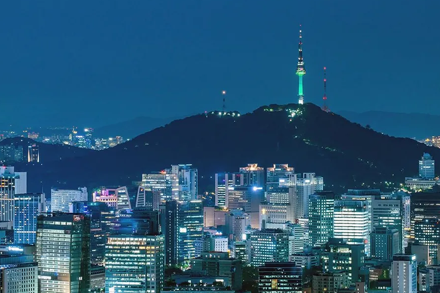 韓國城市夜景，展現首爾的繁華及其高漲的房地產市場價值。