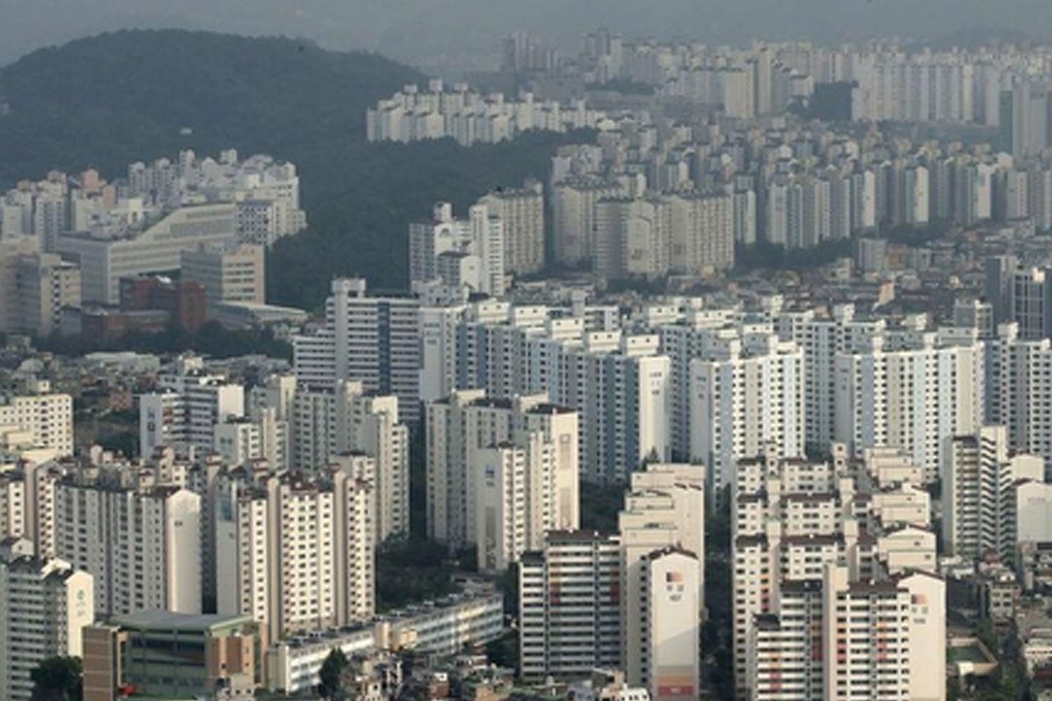 韓國城市高層建築公寓，顯示高人口密集度的城市居住情形。