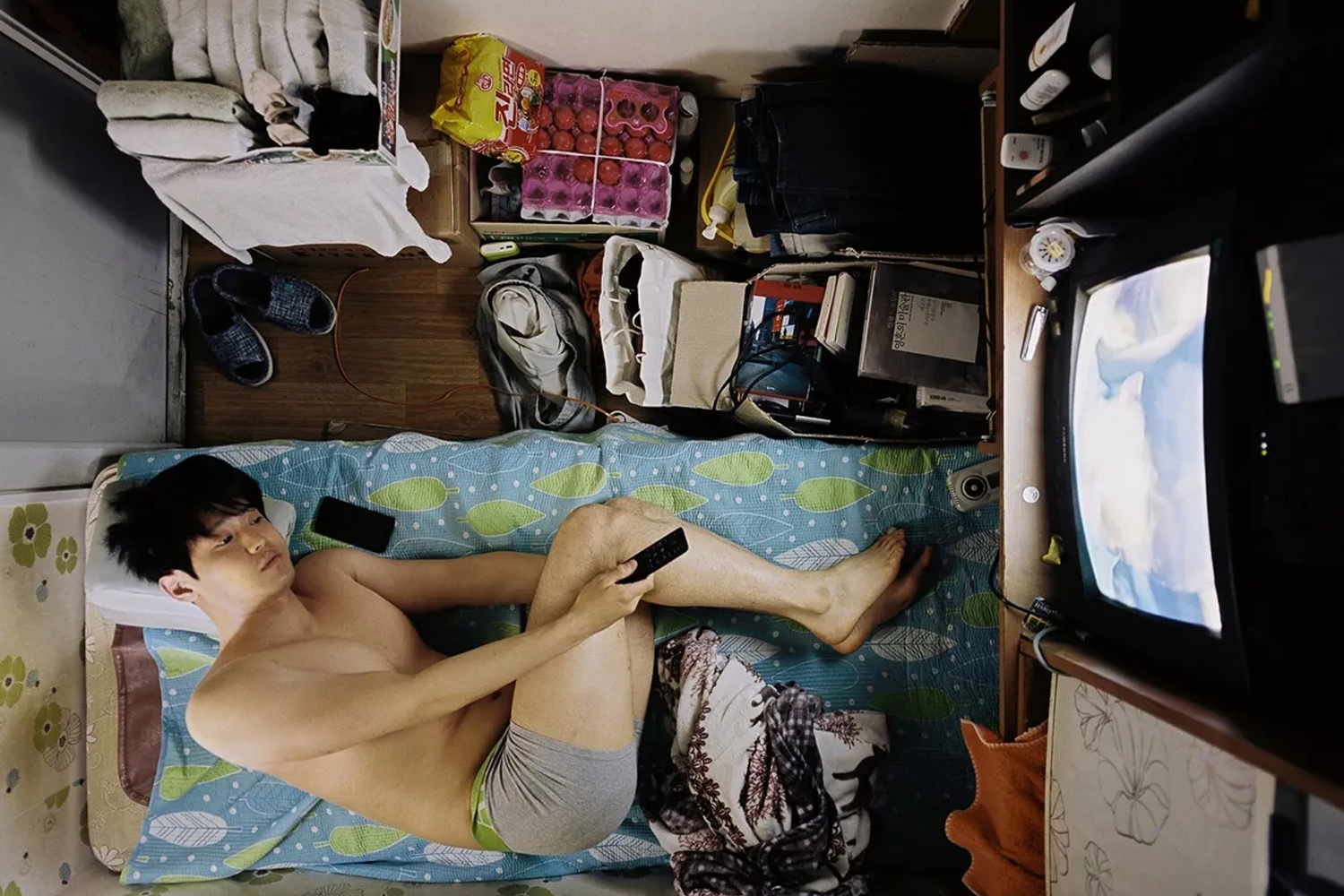 韓國考試院室內擺設，展示低成本居住選擇及其侷限性。