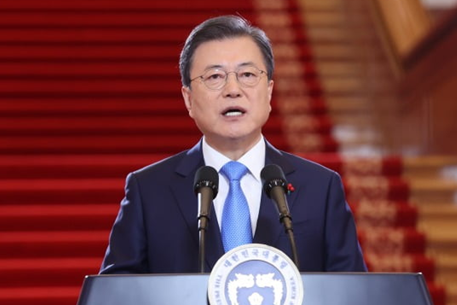 韓國某官方演講台，該圖片可能用於解釋政府推行的房地產政策及其效果。