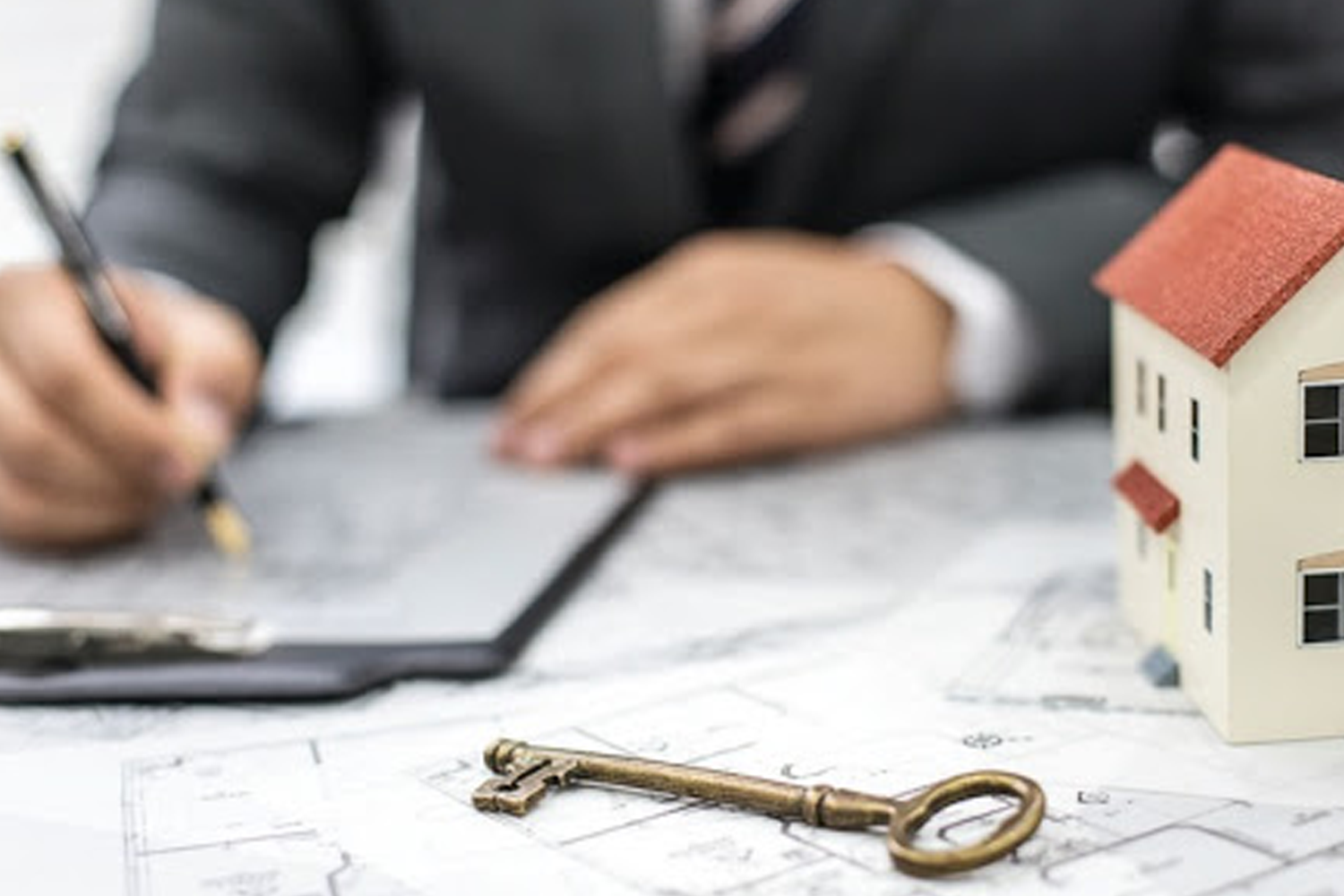 韓國房地產經紀在處理租賃文件，展示系統化的租屋合同過程。