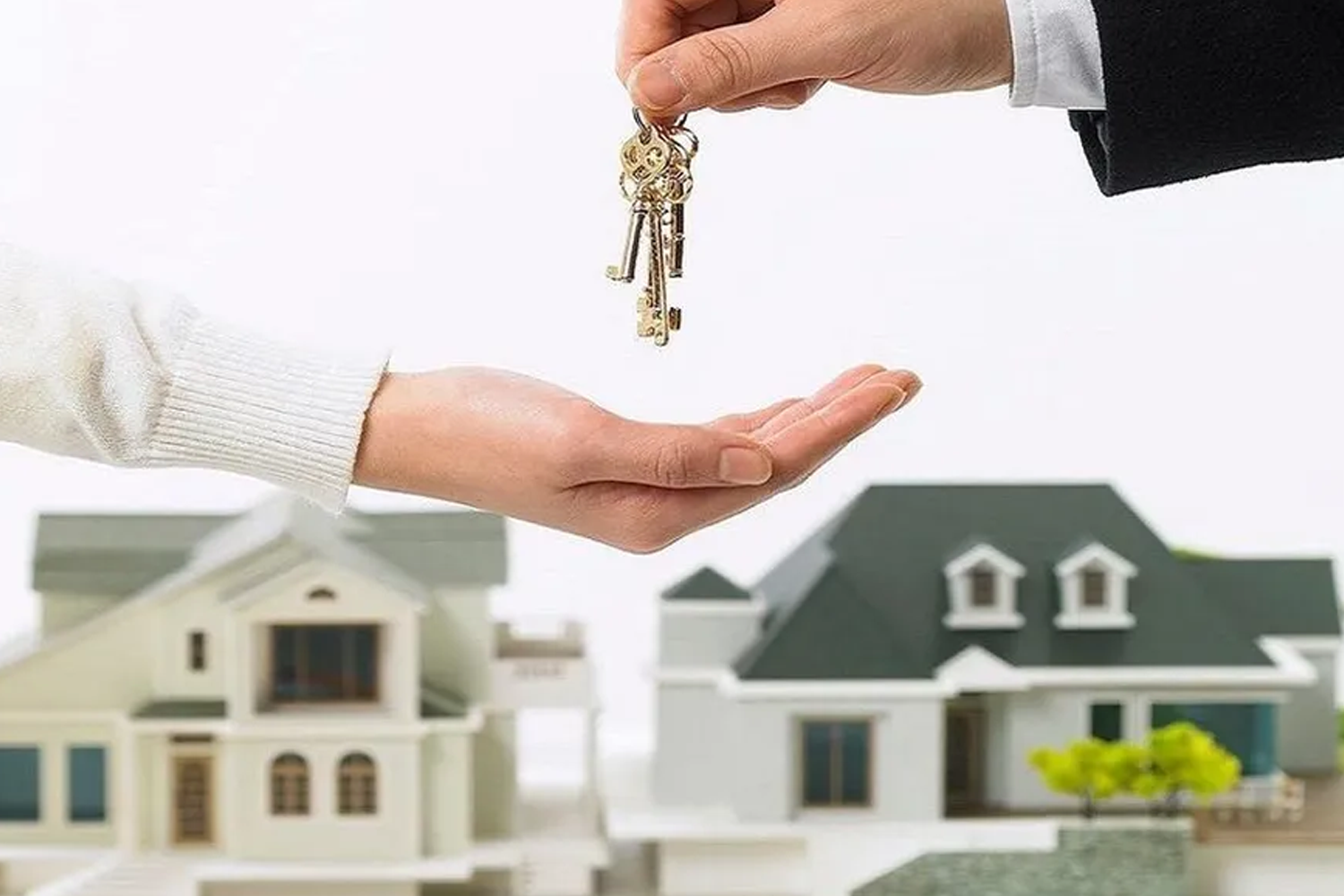 以手握鑰匙為特寫的房屋模漿背景，象徵在韓國租屋或購屋的過程及其文化。