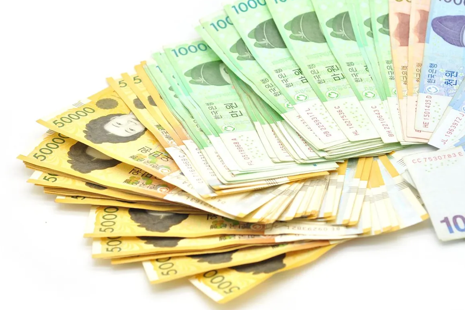 韓國紙幣的堆疊，反映租賃市場中的押金或交易成本。