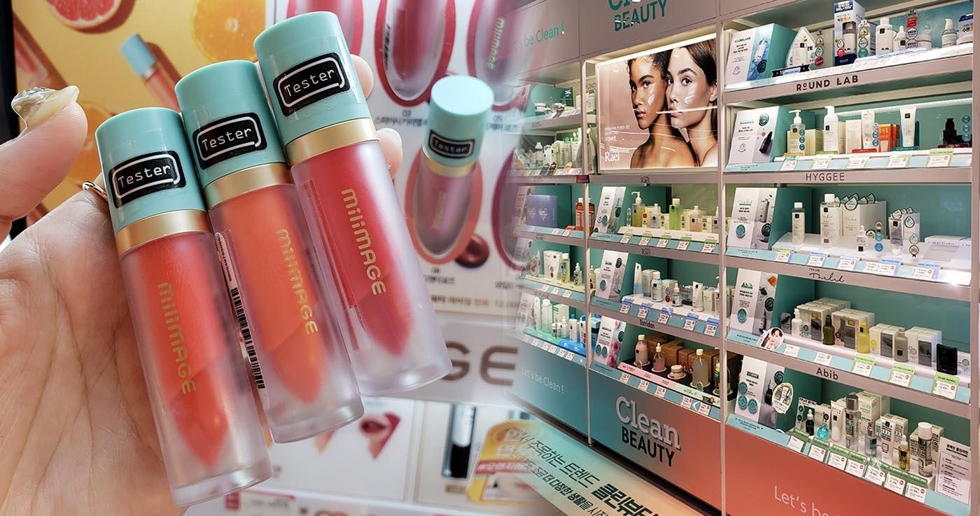 ผลิตภัณฑ์เครื่องสำอางเกาหลีหลายชนิดรวมอยู่ในตู้โชว์ที่ร้านเครื่องสำอางยอดนิยมในเกาหลี ปี 2020.