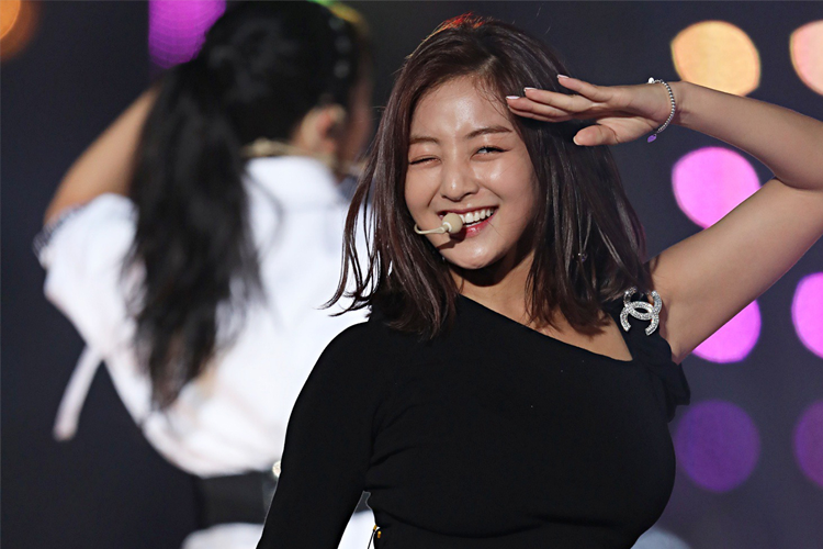 韓國明星們在節目中展示活力四射的舞臺造型