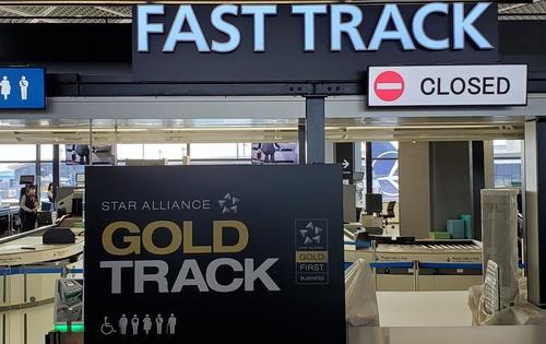 変異ウイルス対応として成田国際空港に設置されたファストトラックの検査台が閉鎖されている様子 [連合ニュース資料写真]