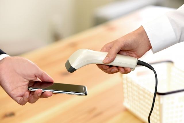 韓国のコンビニ前には大きなイートインスペース。楽な時間を過ごす学生、会社員、年配者の交流の場、日本との違いを体感できる場所。