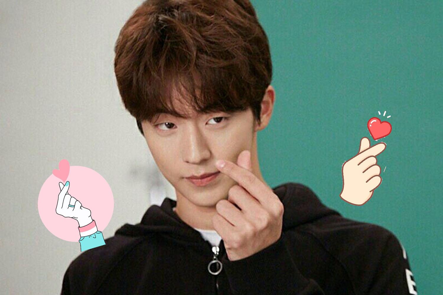 ชายในเกาหลีที่ทำท่าเซ็นด้วยมือเพื่อแสดงความรักและมิตรภาพ