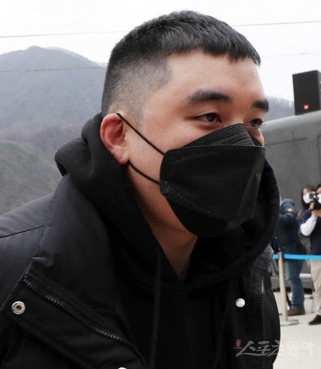 BIGBANGの元メンバー、スンリの裁判出席を取材する様子