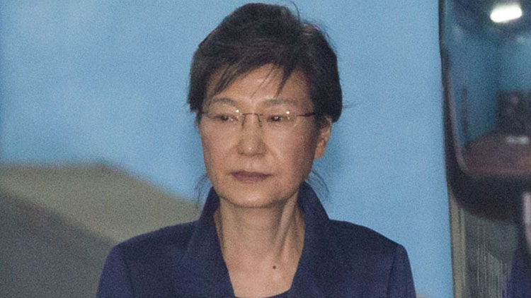 韩国前总统朴槿惠第二次庭审结束后穿着蓝色囚服