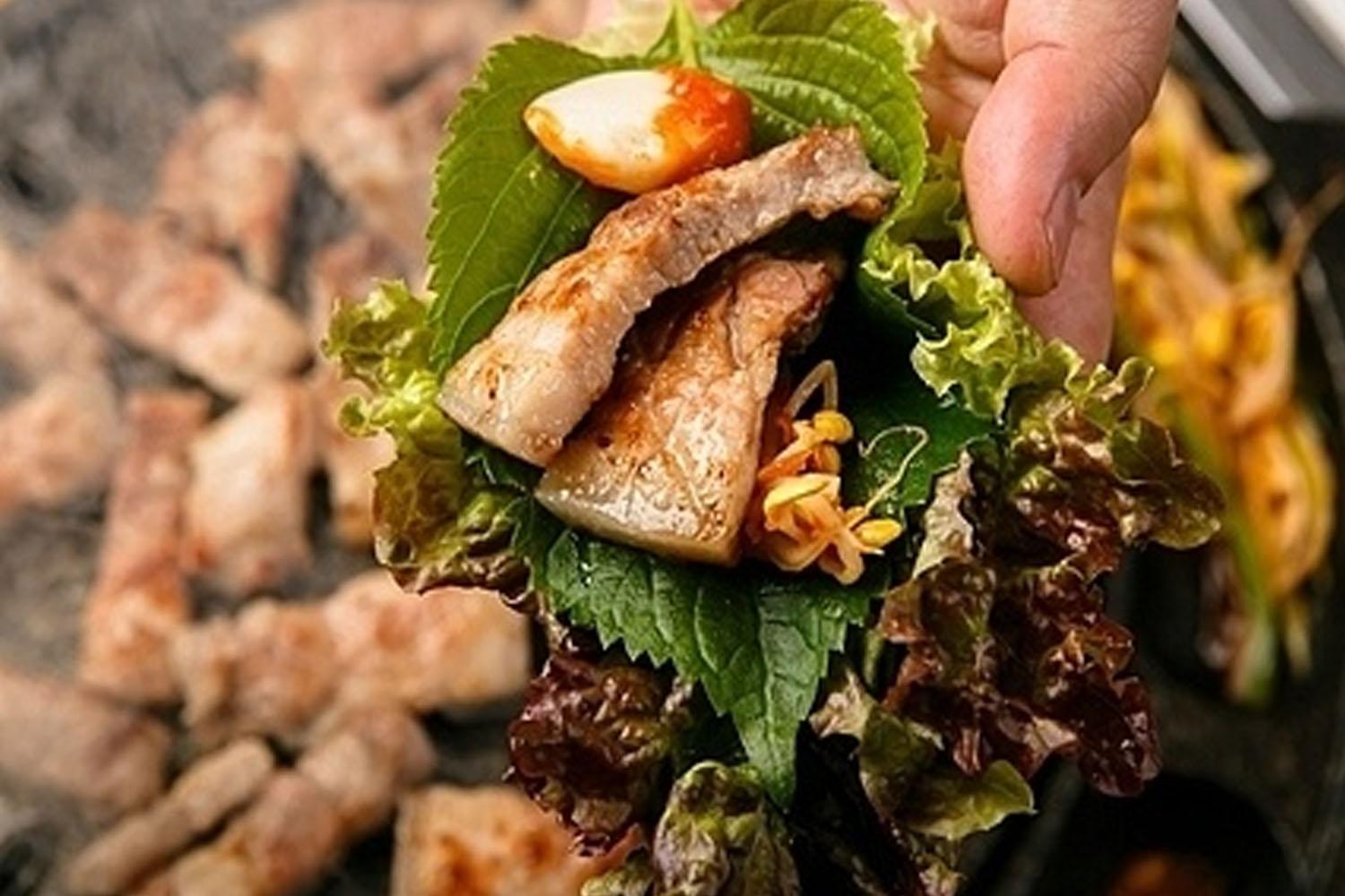 ความพิเศษของการกินแบบซัมนั้นอย่างแรกก็คือสามารถกินของทุกอย่างบนโต๊ะได้ในคำเดียว 