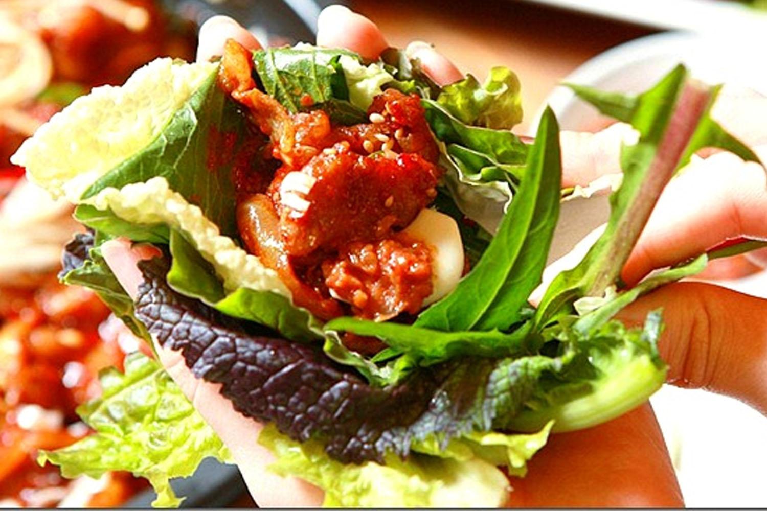 สำหรับซัมขั้นพื้นฐานของคนเกาหลีจะประกอบไปด้วย กิมจิ,กระเทียม