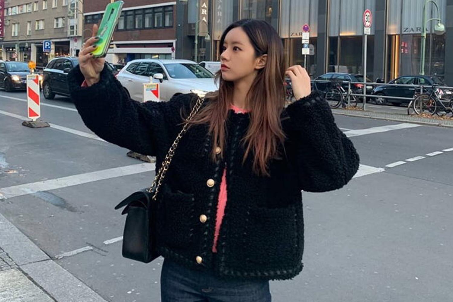 韓國冬季時尚:街頭風綿羊毛外套搭配粉紅針織內搭,黑色牛仔長褲,演繹都市休閒風格。