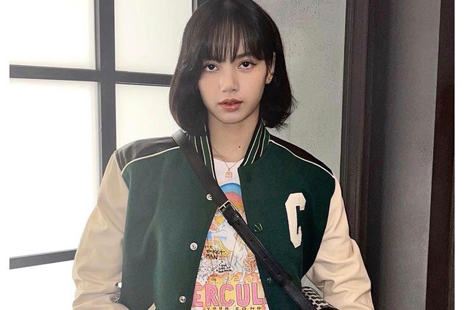 韓系時尚搭配:街頭風格,深綠色拼接外套搭配圖案T恤,展示簡約時尚感。