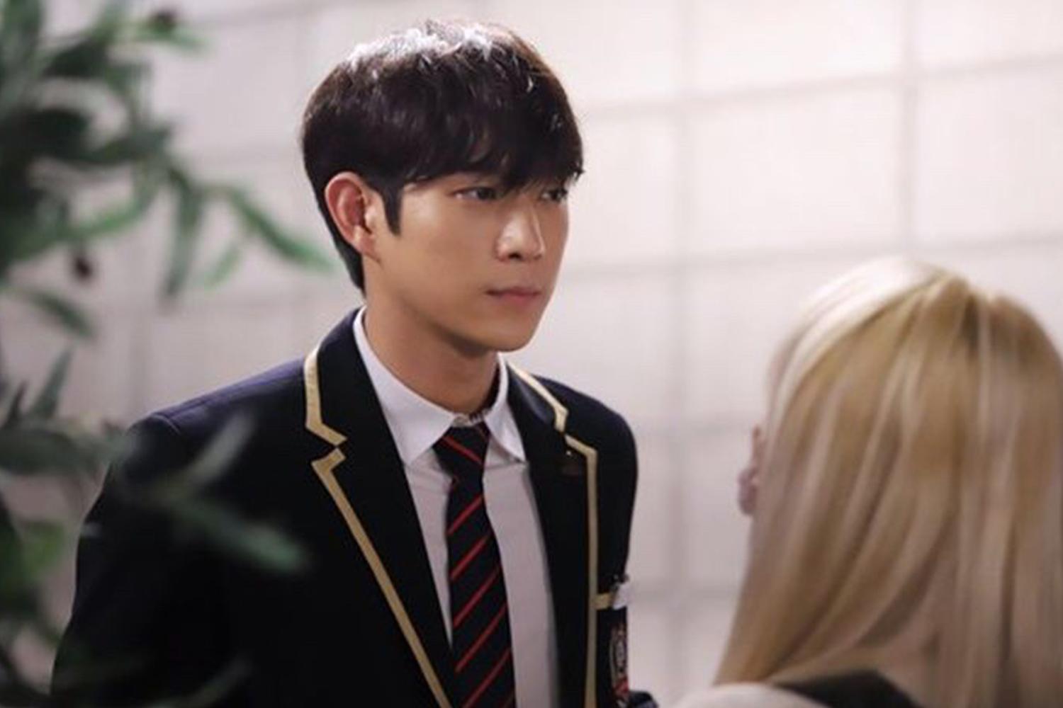 韓國演員金永大在電視劇《Penthouse》中飾演的角色形象，該電視劇以其扣人心絃的情節吸引了許多觀眾。金永大的外型在劇中散發著魅力，獲得了大量粉絲的喜愛。