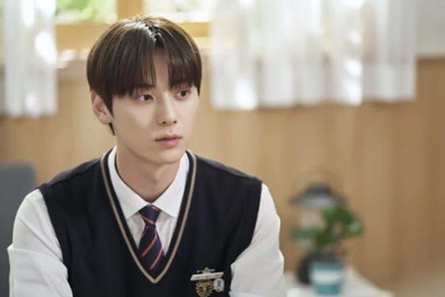 韓國演員黃旼炫在電視劇《Live On》中飾演高恩澤，這是一位充滿成熟魅力並受女學生喜愛的角色，所演繹的愛情劇情是觀眾的一大看點。