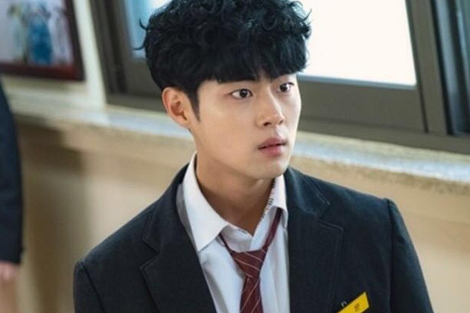 韓國演員趙炳圭在電視劇《驅魔麵館》中飾演高中生蘇炆，其角色形象獲得了不少關注和支持，並驅動了節目的高收視率。