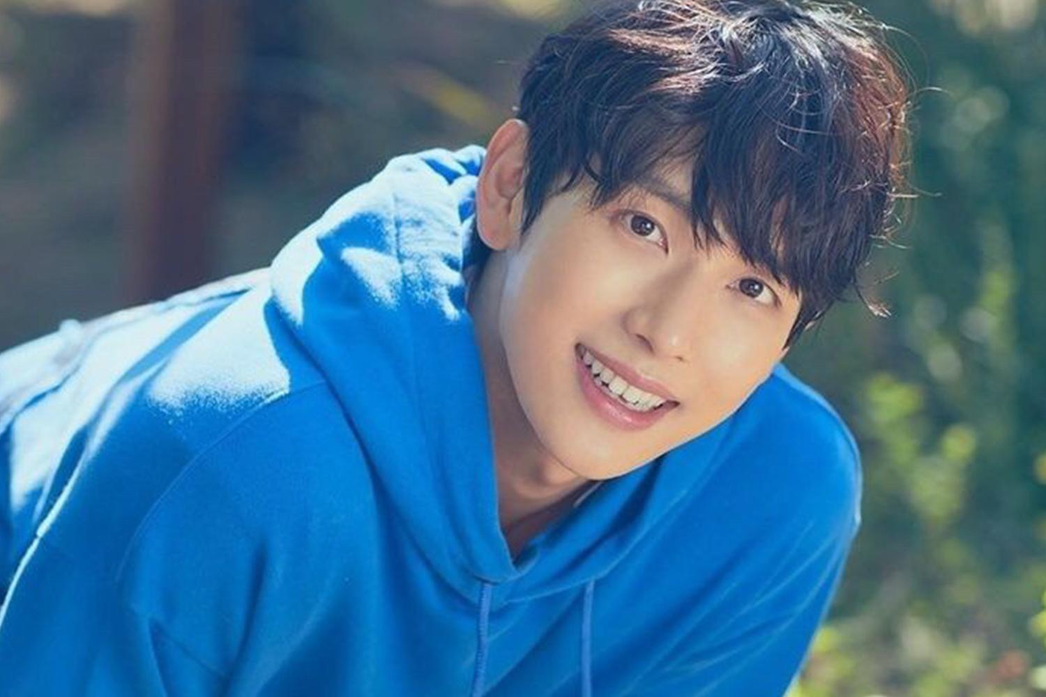 韓國演員任時完在電視劇《Run On》中飾演田徑界的天才選手奇善謙，由於角色設定，他在劇中展現了堅實的身材和可愛的魅力。