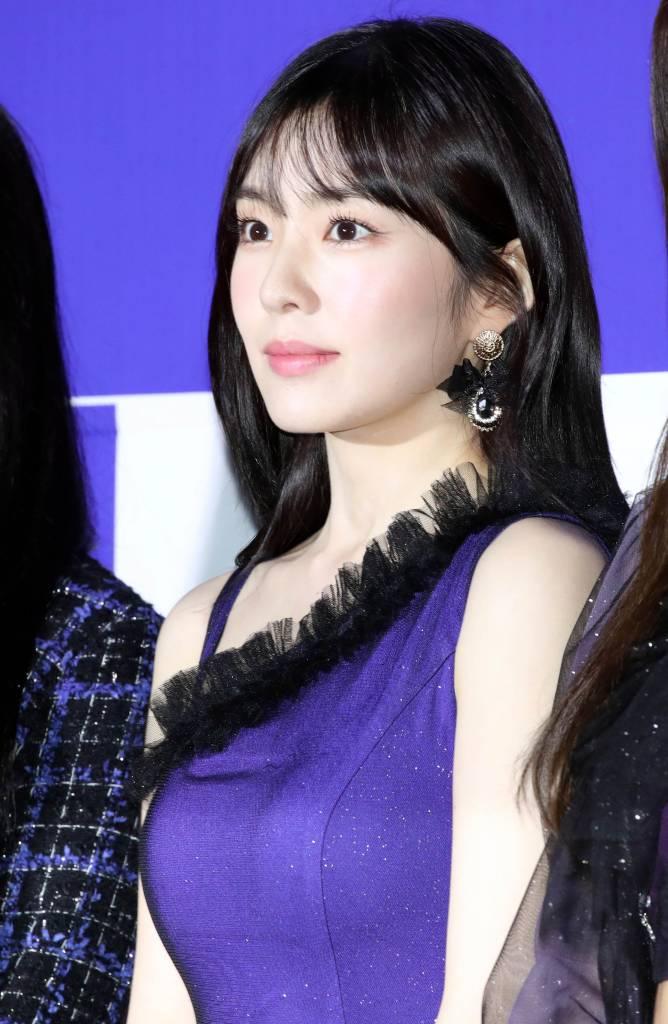 Red Velvetのメンバー、アイリーンの一部像。背景には紫色のバックドロップが映えている。