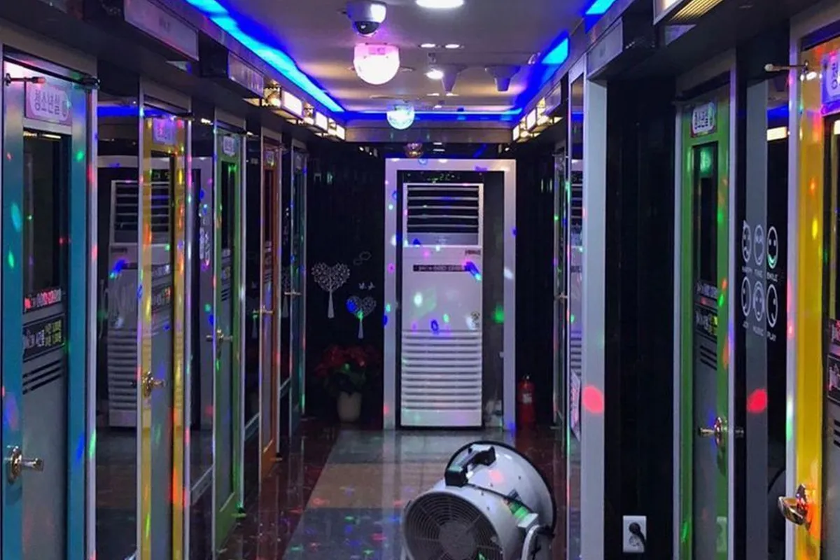 香港街頭卡拉OK房解封後一瞥，內部炫彩燈光環繞，遵循消毒規定恢復營業。