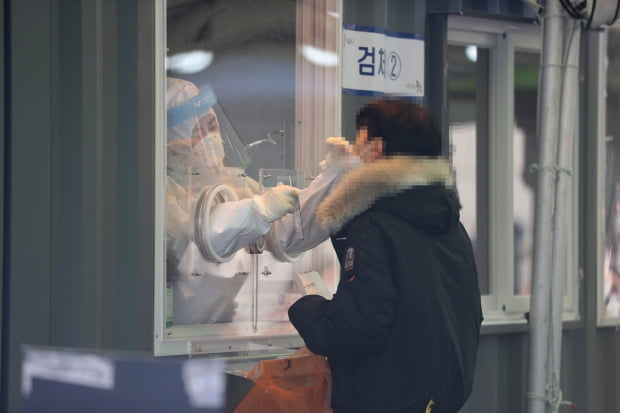 香港疫情檢測中心，醫護人員穿戴防護設備為市民進行健康檢查以控制疫情擴散。