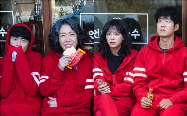 OCNドラマ「驚異的な噂」に出演中の俳優たちが赤の衣装を着てアイスクリームを食べています。左からチョ・ビョンギュ、オム・ヘラン、キム・セジョン、ユ・ジュンサン。「驚異的な噂」はOCNで放送され、視聴率10%を突破した人気ドラマです。