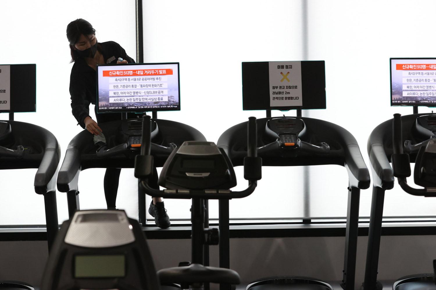 พนักงานทำความสะอาดเครื่องออกกำลังกายในฟิตเนสเกาหลีใต้ พร้อมมาตรการควบคุมระยะห่าง