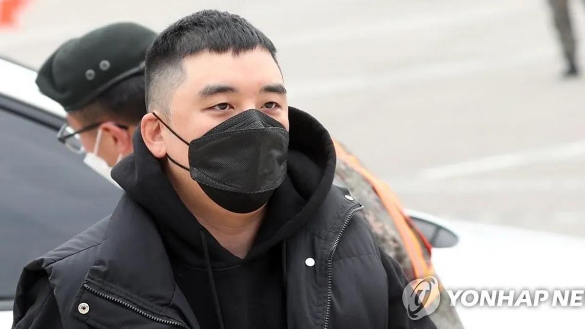 ซึงรี อดีตสมาชิกวง Big Bang เดินเข้ามาในศาลเพื่อให้การในคดีความ