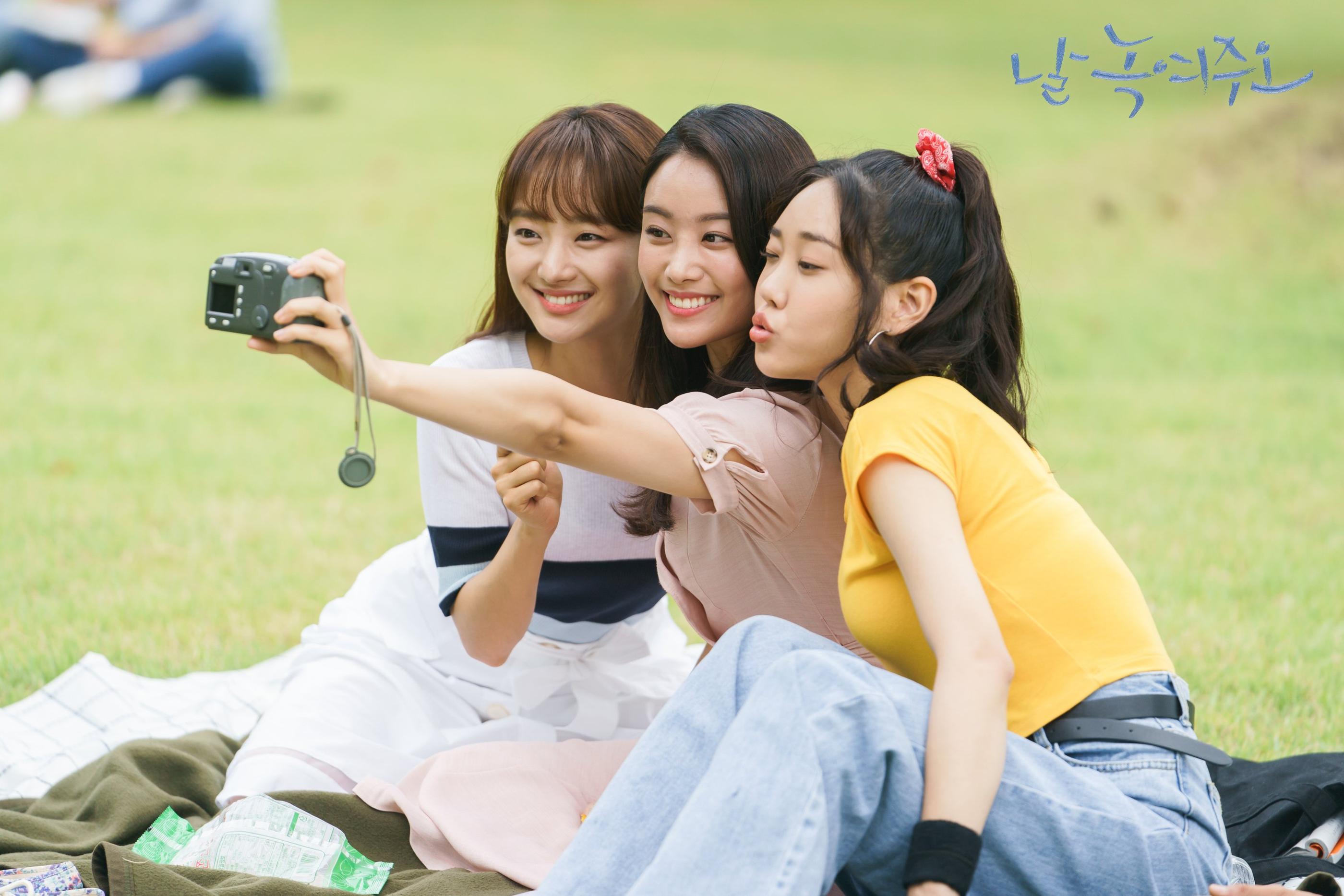 กลุ่มไอดอลเกาหลีถ่ายรูปเซลฟี่ในสวนสาธารณะ บรรยากาศของวันพักผ่อนที่อบอุ่นและสนุกสนาน