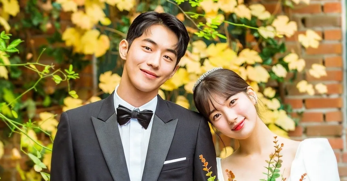 韓劇《StartUp》中角色穿著新郎新娘的西裝及婚紗，背景為秋季戶外風景。