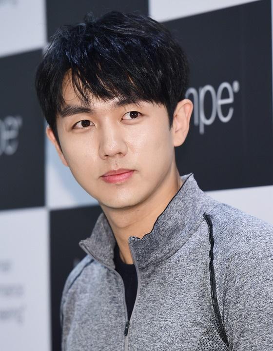 グレーのジャケットを着たイム・スロンの姿が見える写真