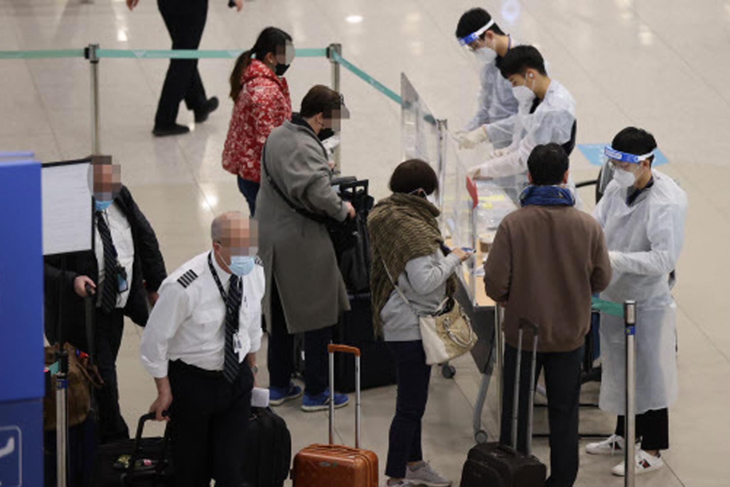 เจ้าหน้าที่และผู้โดยสารที่สนามบินในเกาหลีใต้ระหว่างสถานการณ์ COVID-19