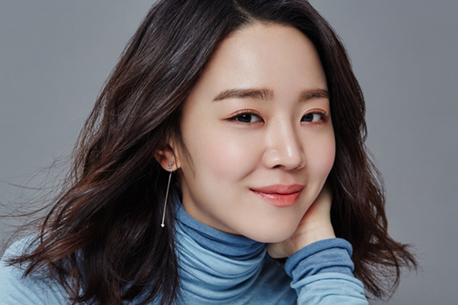 申惠善香港報紙上的專業演員形象照，身穿淺藍色衣服，無辜的表情讓粉絲們感到心動。