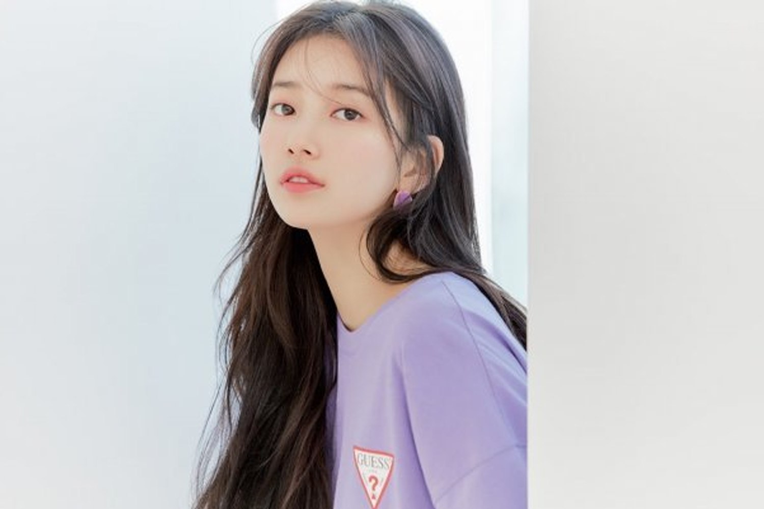 秀智穿著紫色T-shirt，背景淺色，顯得活潑且有青春氣息。