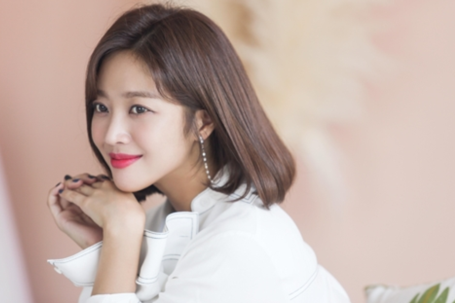 曹寶兒優雅的側面照，背景柔和的粉色調，展現了她温柔和高貴的氣質。