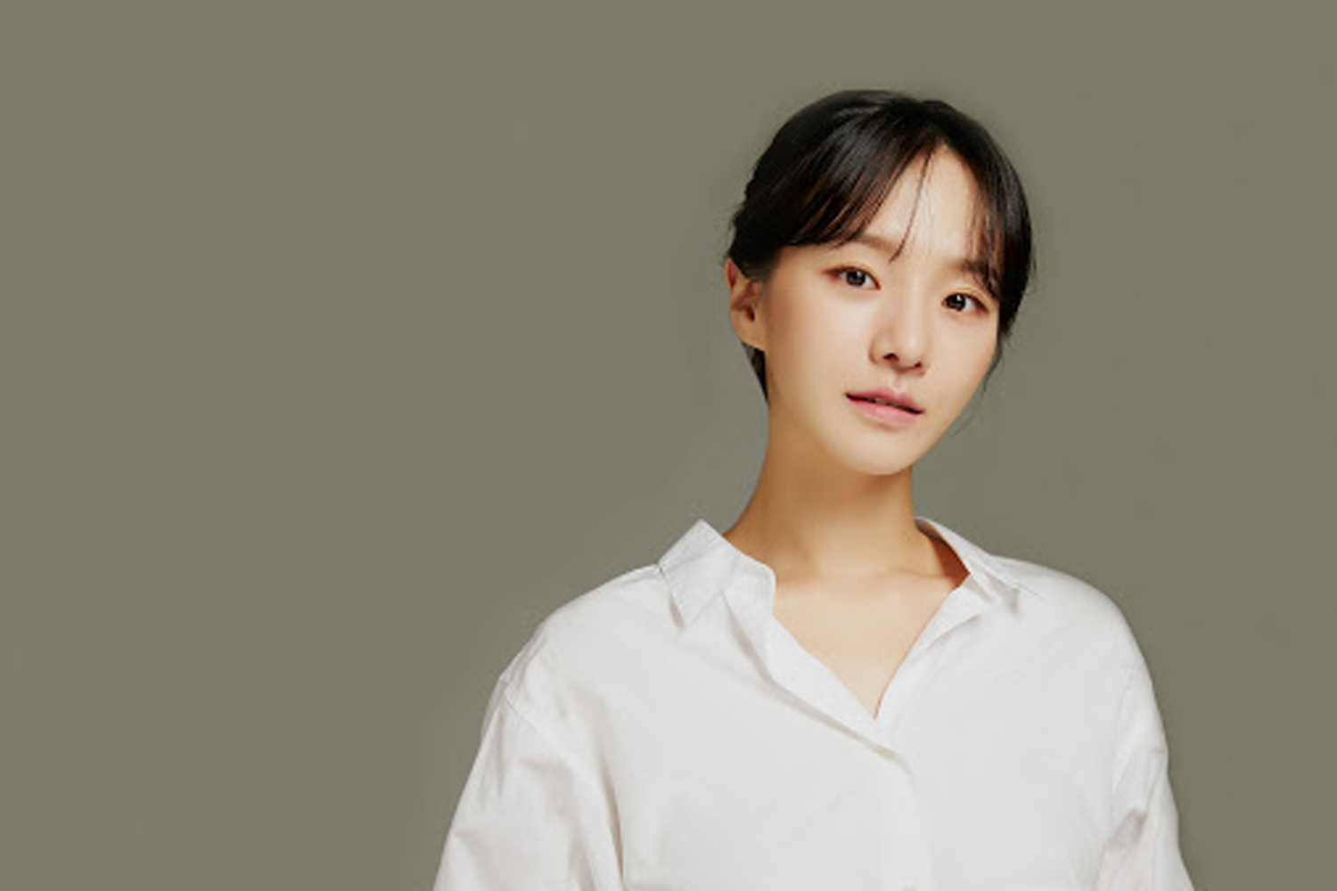 樸珪瑛身穿白色襯衫，背景灰色，營造出清新自然的氣息。