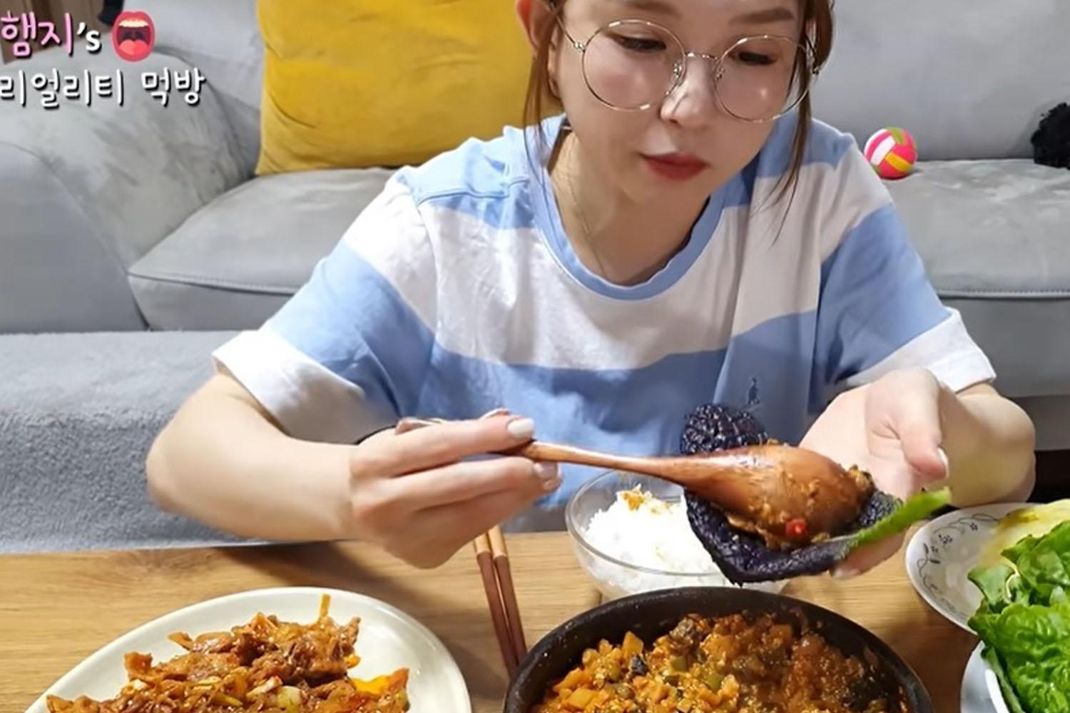 ซัมเกาหลีที่มีการเตรียมอยู่บนโต๊ะ พร้อมกับอาหารอื่นในฉาก The Korea Herald