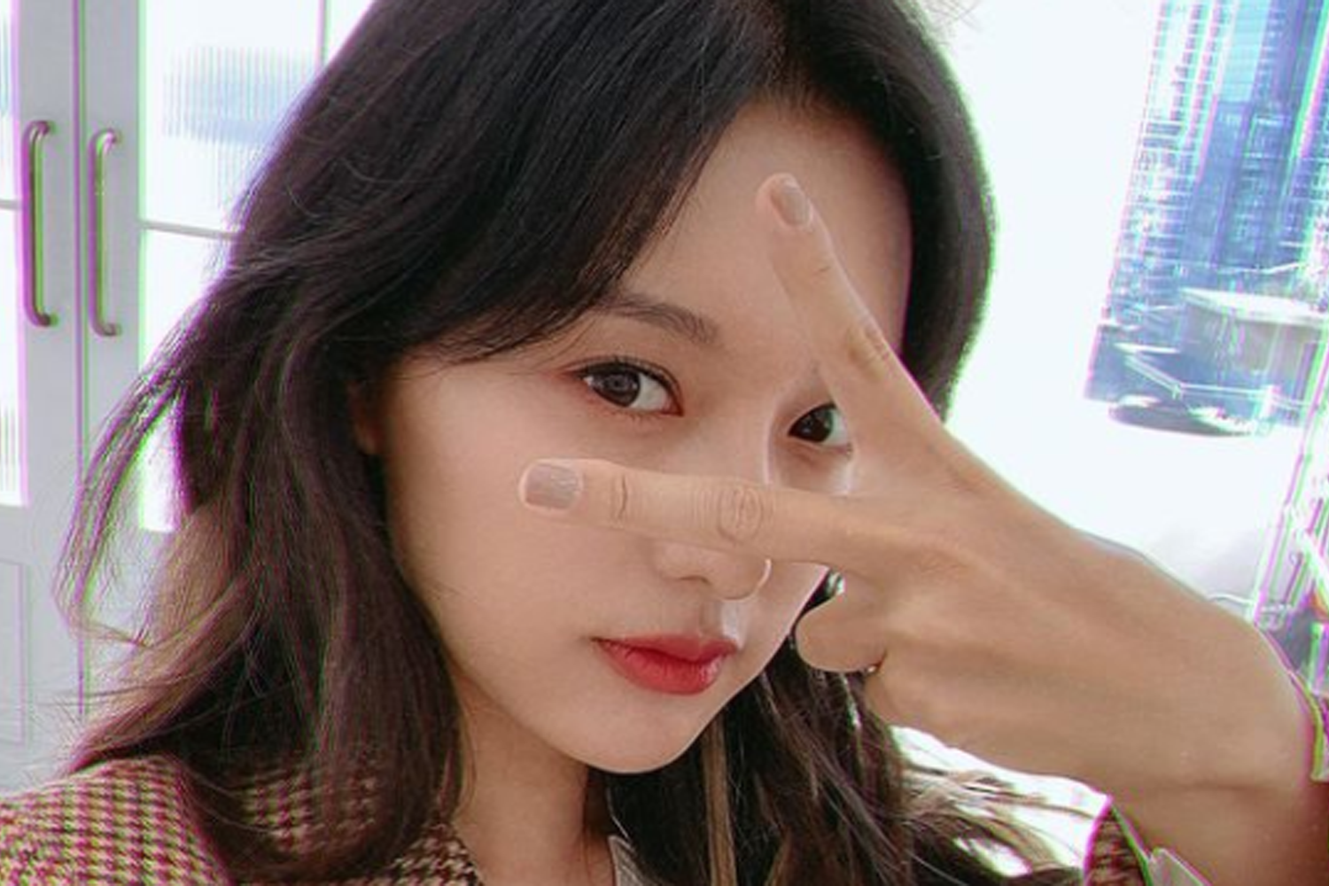 演員金智媛的Instagram賬號，揭示她三國語言的能力，在中學時期學會多種語言，為演藝事業奠定基礎。