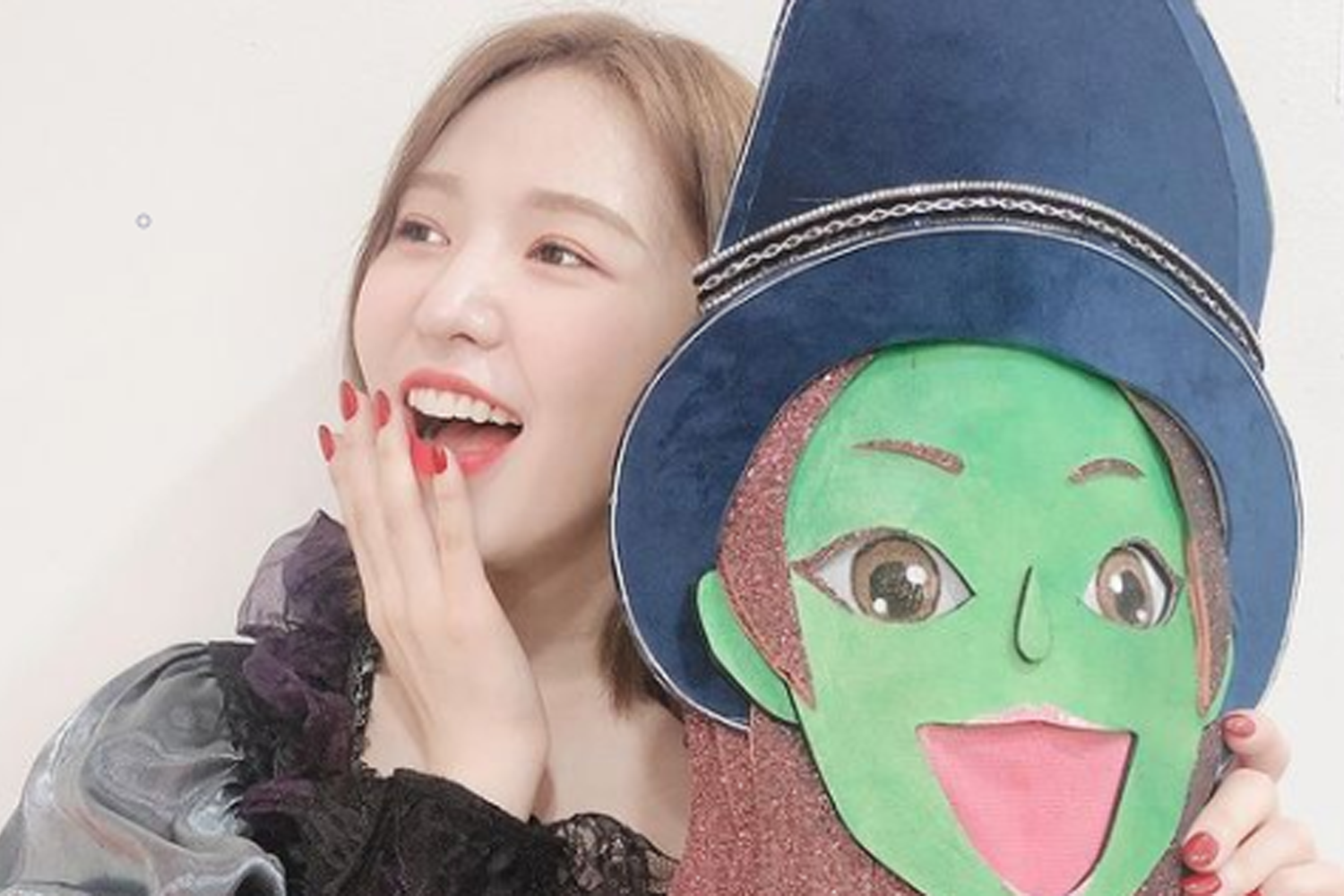 Red Velvet成員Wendy的Instagram賬號，展示她所掌握的多國語言，如韓文、英文、法文、西班牙文，體現她的語言學習背景。