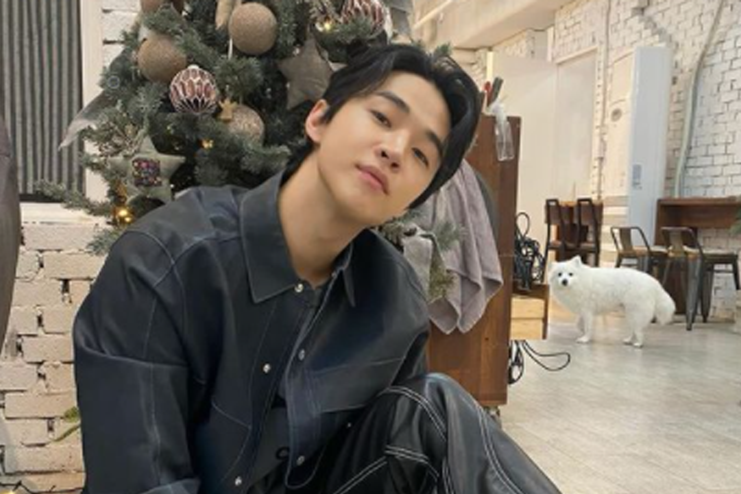 SUPER JUNIOR-M成員Henry的照片，展現其多語言背景及音樂天賦，包括韓文、英文、普通話、日文和廣東話。