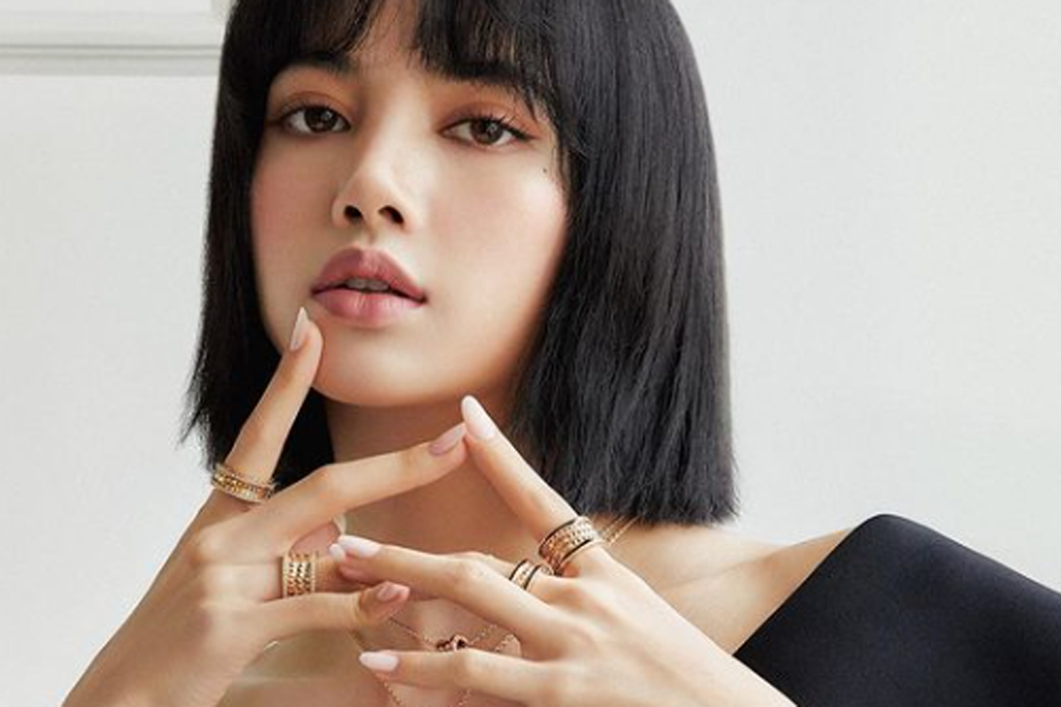 BLACKPINK成員Lisa的Instagram賬號，展示其在韓國和國際上的學習經歷，精通韓文、泰文、英文、日文的多語言能力。