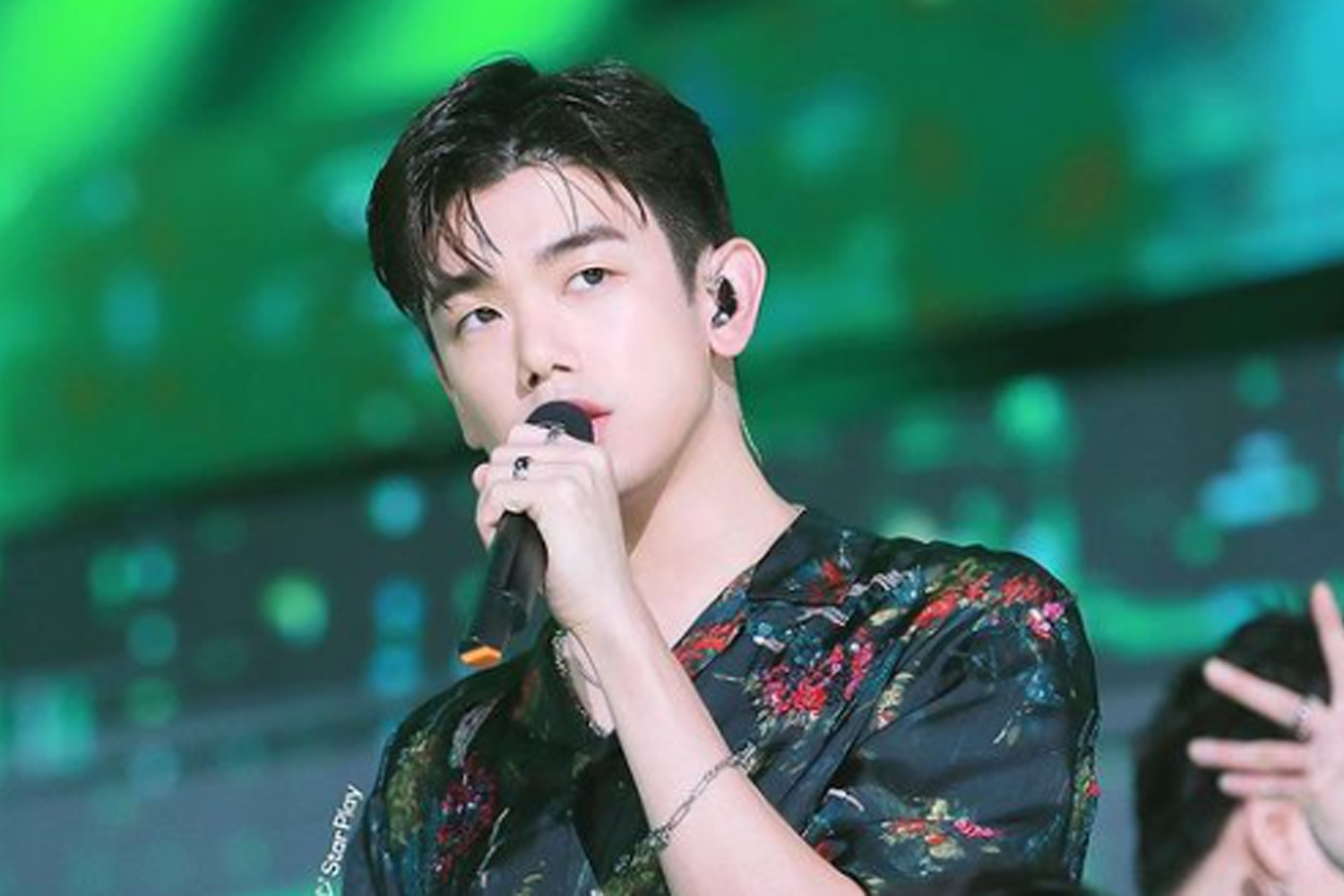 歌手Eric Nam在綜藝節目中，展示他的多國語言能力，包括韓文、英文、普通話和西班牙文，尤其是在與中國人的流暢交流中顯露。