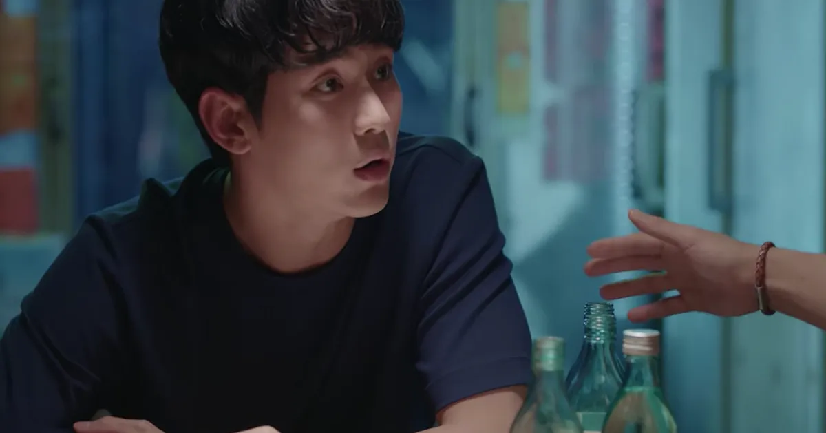 餐桌上的韩国烧酒瓶和配菜，适合韩国传统饮酒文化氛围。