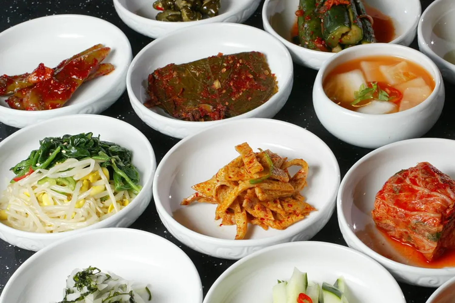 韩国传统小菜，丰富多样，包含多种配菜的小碟。