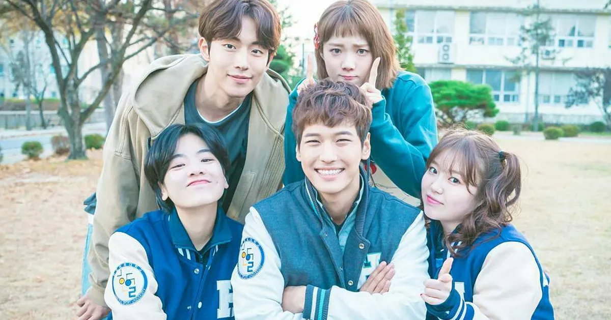 韩国大学生在校园内聚会拍摄的场景，代表年轻人的校园时光。