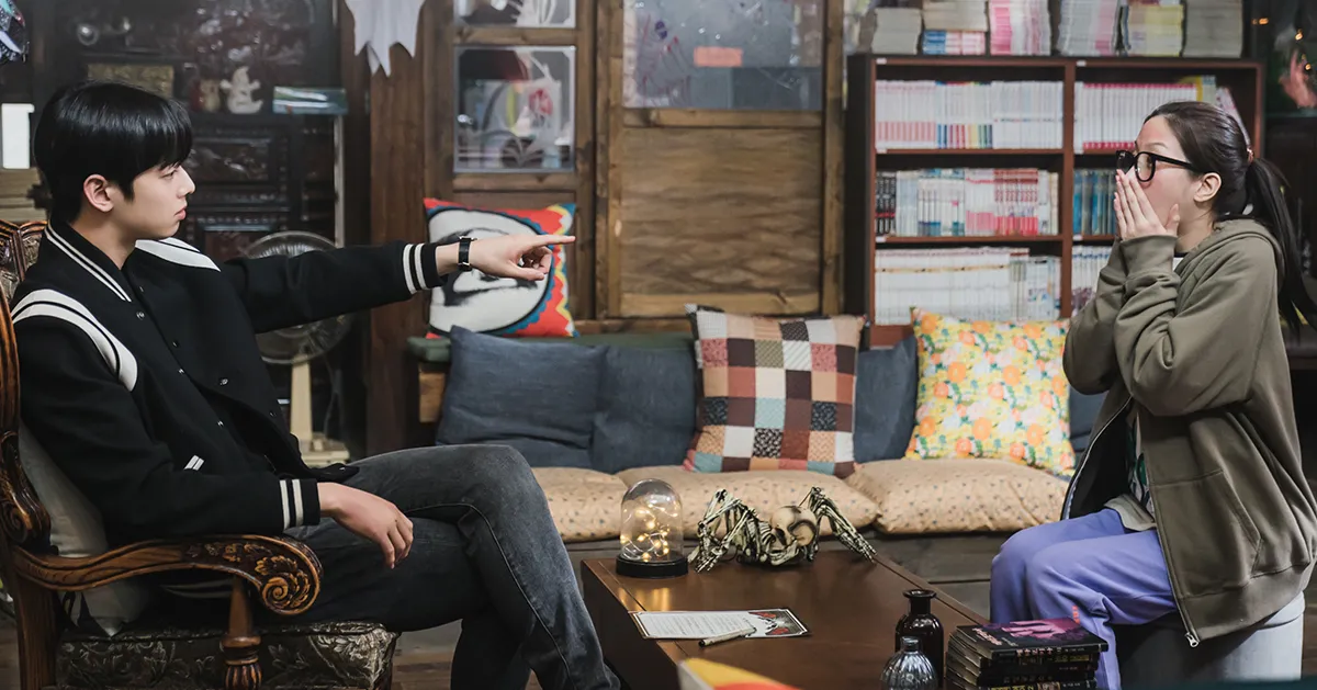 大学生社团活动，室内经典对话场景，体现年轻文化与现代生活圈。