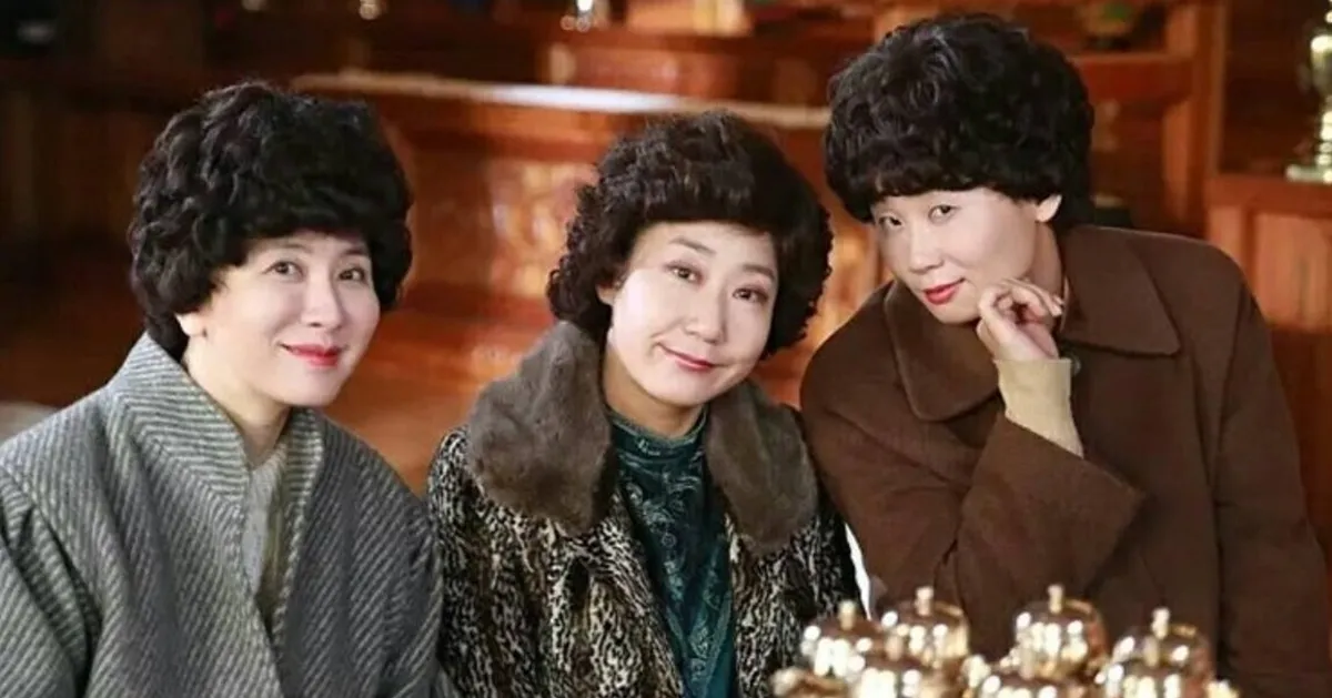 在烛光中聚在一起的三位韩国阿姨，表现出典型的韩国大婶形象。